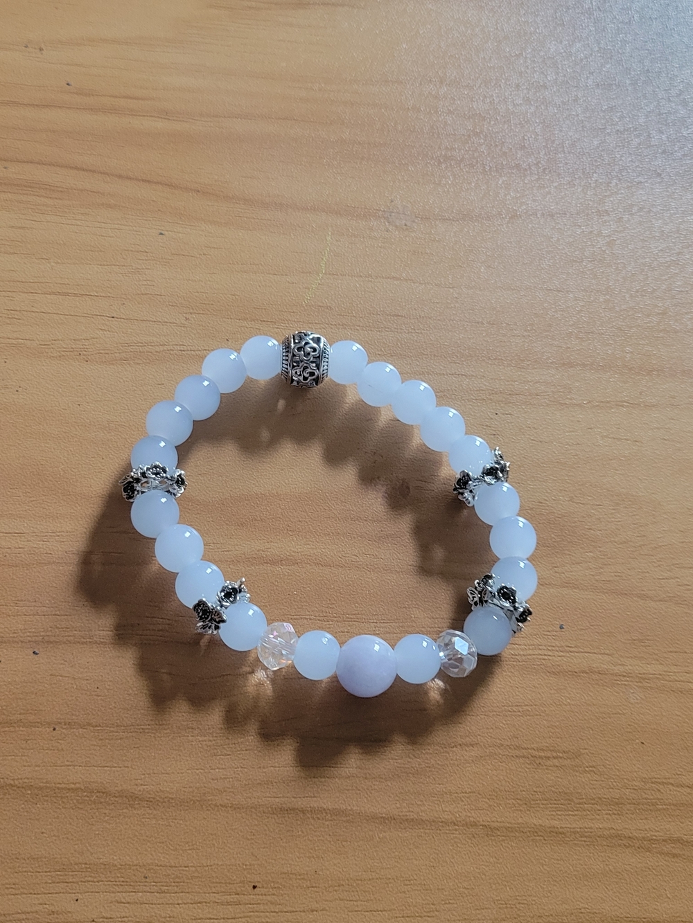 💐NEW💐 Elegant White Beaded Stretch Bracelet with Silver Accents